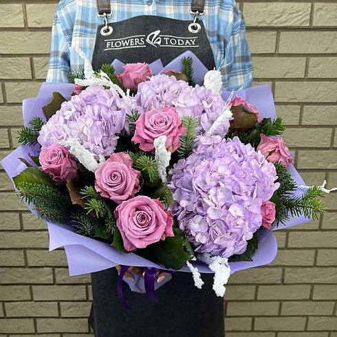 Гортензии, розы и ель