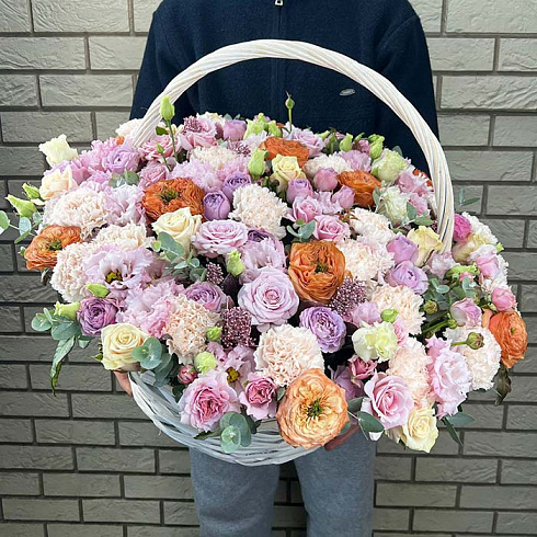 Корзина эустом, пионовидных роз, гвоздик