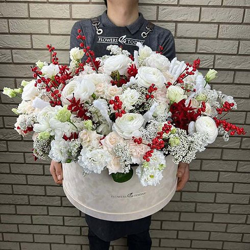 Зимняя коробка цветов с ранункулюсами