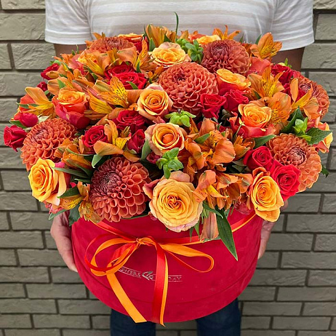 Яркая коробка с георгинами, розами и альстромерией