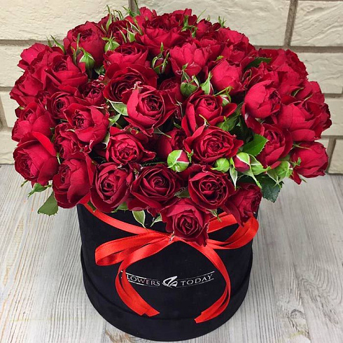 Красные кустовые розы в коробке