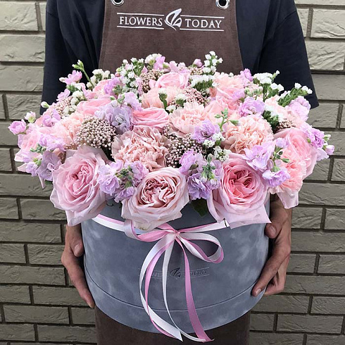 Пионовидные розы, маттиола в коробке