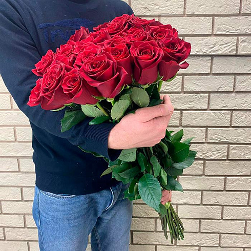 Красные розы с атласной лентой