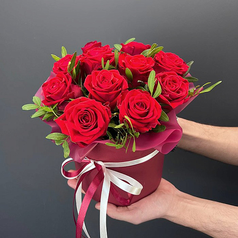 Небольшая коробка красных роз