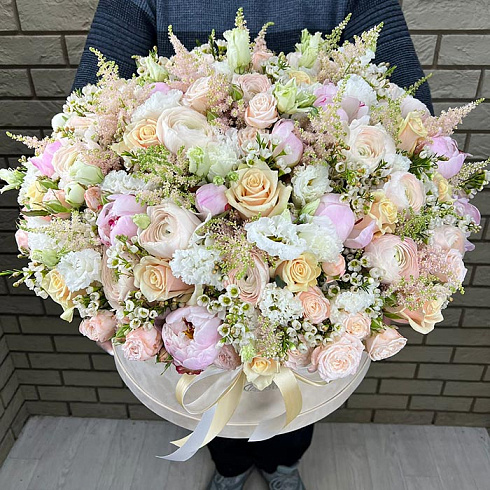 Нежная коробка из пионов, ранункулюсов, роз