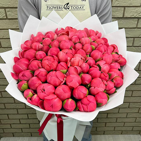 Большой букет из коралловых пионов