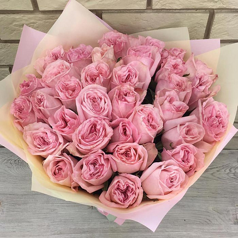 Розовые пионовидные розы