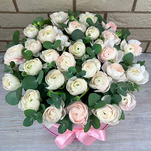 Розовые ранункулюсы и эвкалипт в коробке