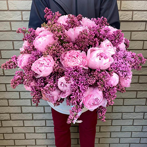 Пионы и сирень в коробке