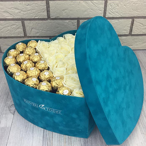 Сердце из роз и конфет в бархатной коробке