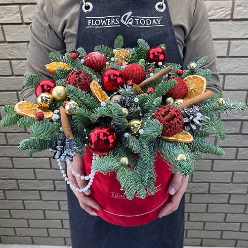 Красная ёлочная композиция с апельсинами