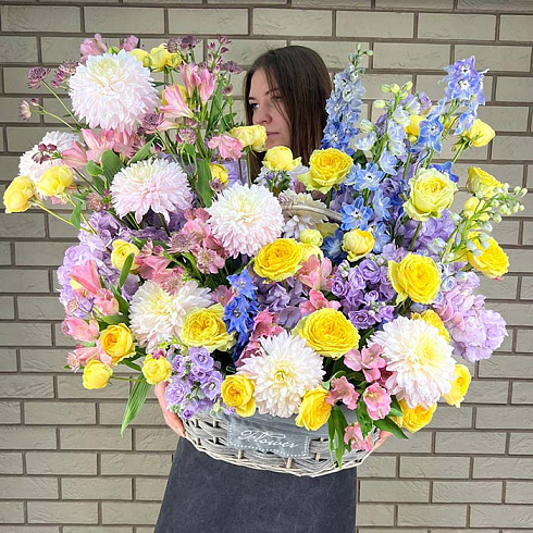 Яркая корзина из роз и экзотики