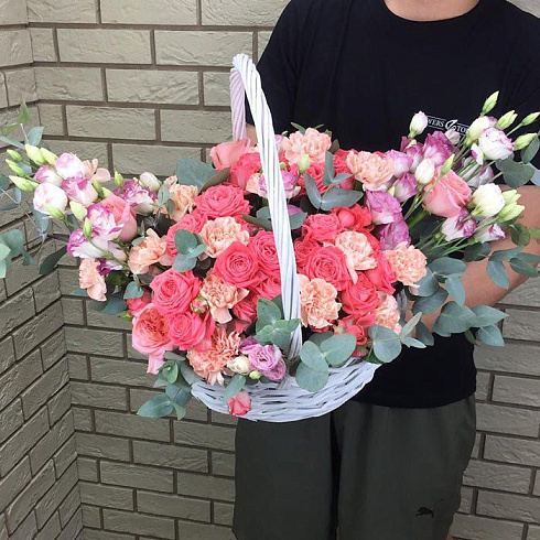 Яркая корзина цветов