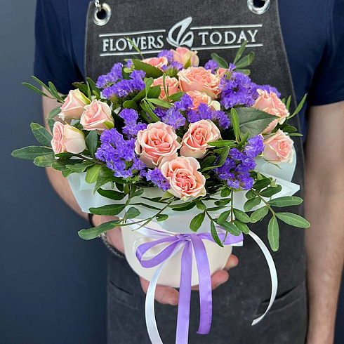 Небольшая коробка с розами и со статицей