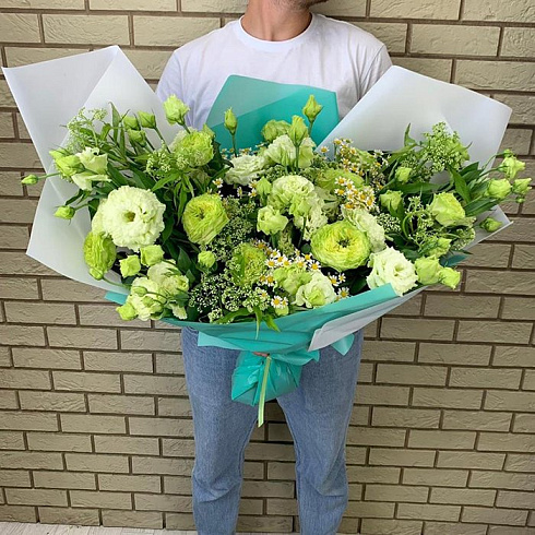 Эустомы, пионовидные розы и ромашки