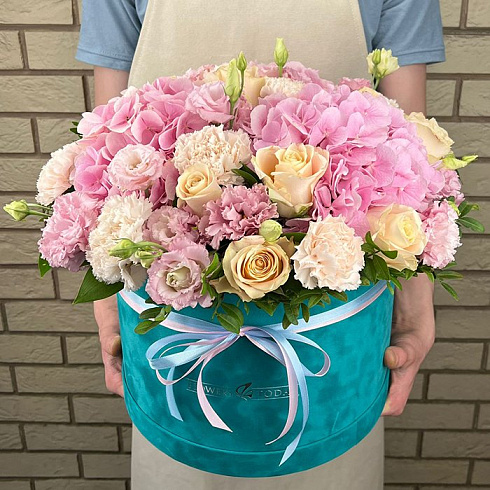 Эустомы, гортензии, гвоздики и розы