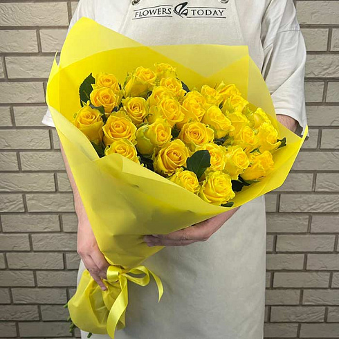 Желтые розы в дизайнерской упаковке