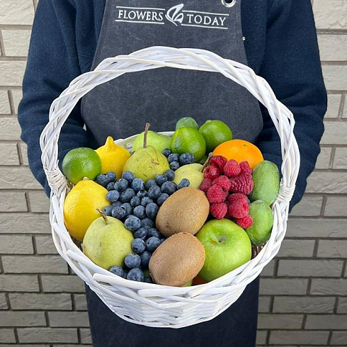 Киви, яблоки, малина и другие фрукты и ягоды