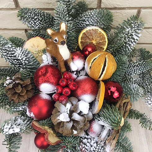 Новогодняя композиция в красной коробке