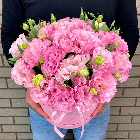 Розовые эустомы в коробке