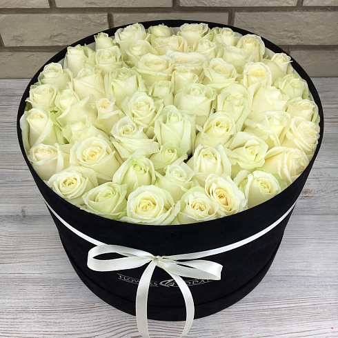 51 белая роза в коробке