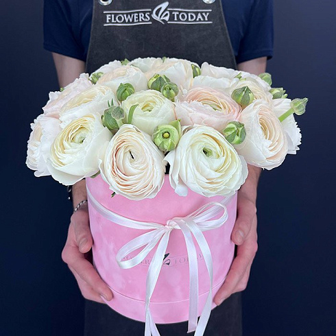 Нежные ранункулюсы в коробке