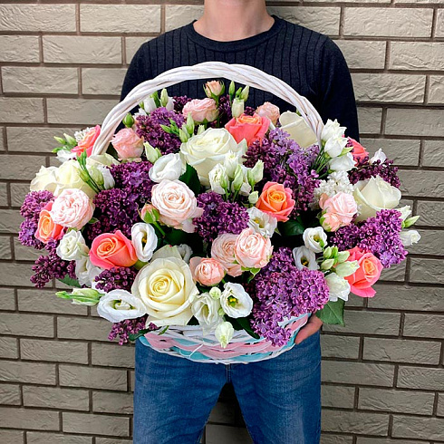 Корзинка из сирени, эустомы и роз