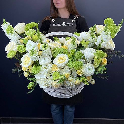 Корзина с ранункулюсами, розами и экзотикой