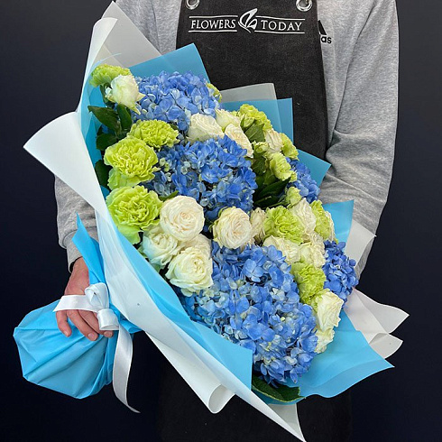 Гортензии, гвоздки и кустовые розы