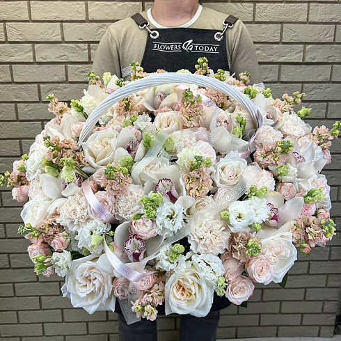 Пионовидные розы, маттиолы, орхидеи