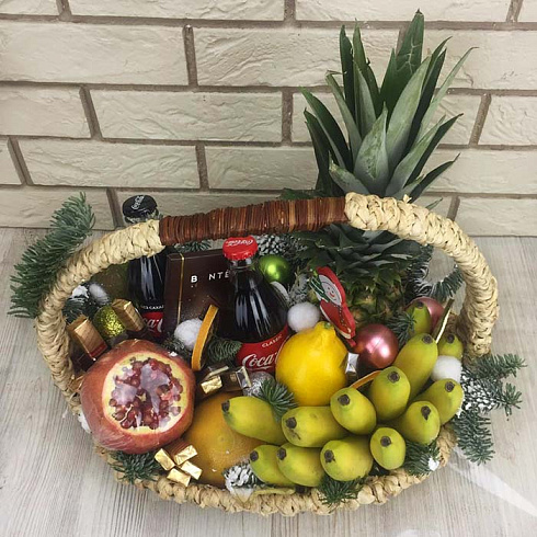 Фруктовая корзинка с конфетами