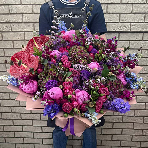 Роскошный букет из пионов, антуриумов и экзотики