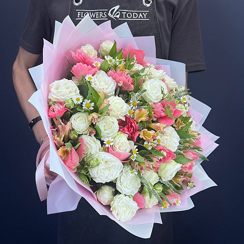 Анемоны, кустовые розы, альстромерии и ромашки