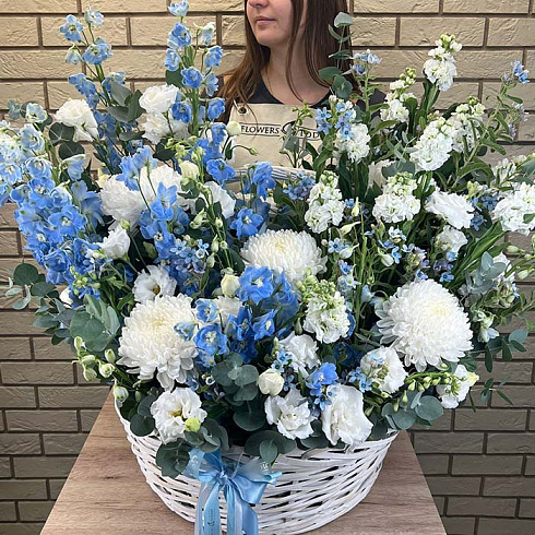 Дельфиниумы, маттиолы, хризантемы, эустомы, розы