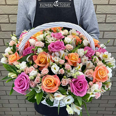Нежная корзина роз, альстромерий и эустом