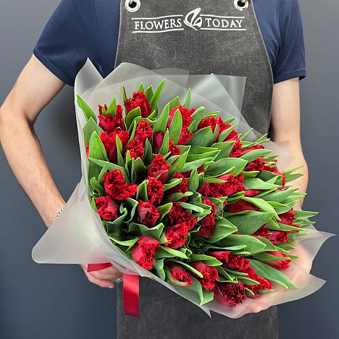 Красные тюльпаны в матовой упаковке