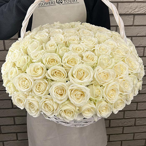 Белые розы в корзине